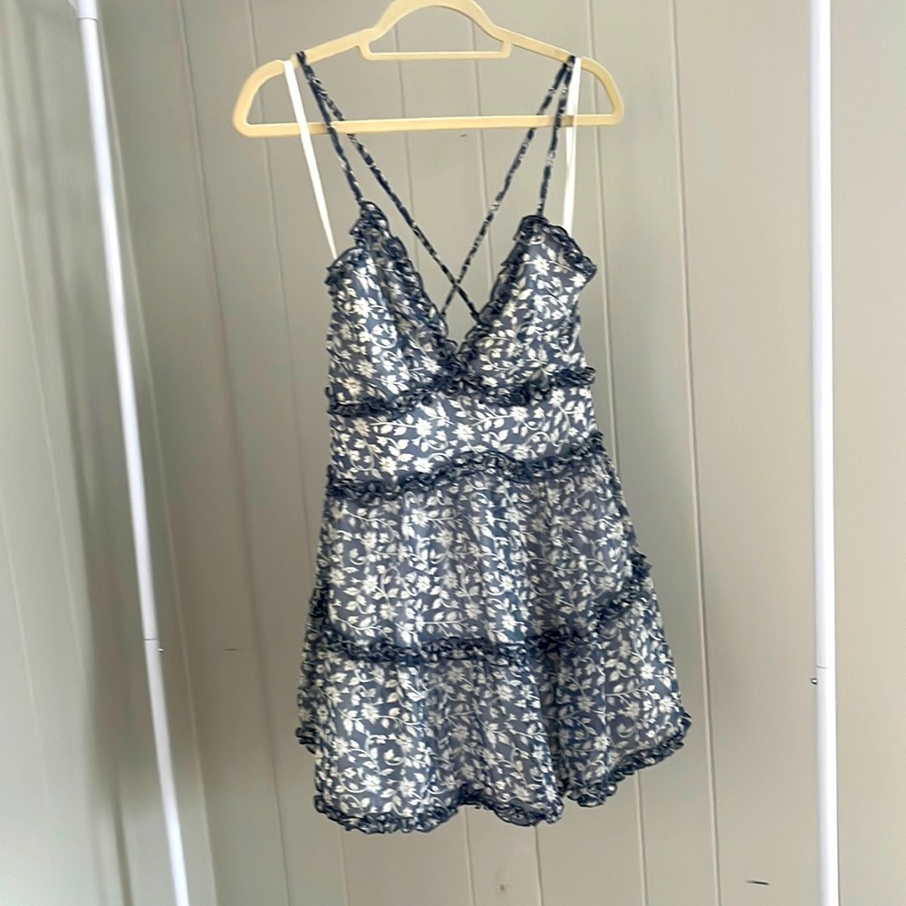 Selfie Leslie boutique find, floral navy, size M.